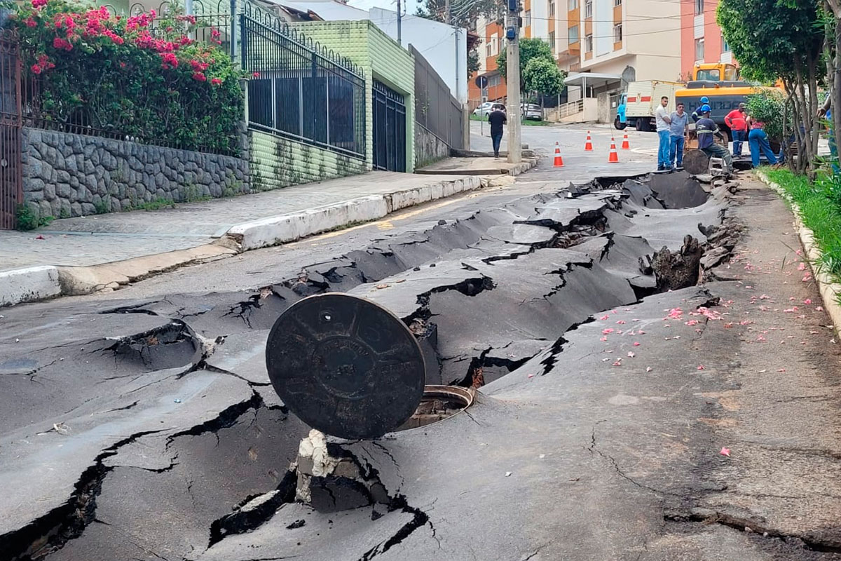 Rua fica completamente destruída após chuvas no Bairro Jardim do Sol