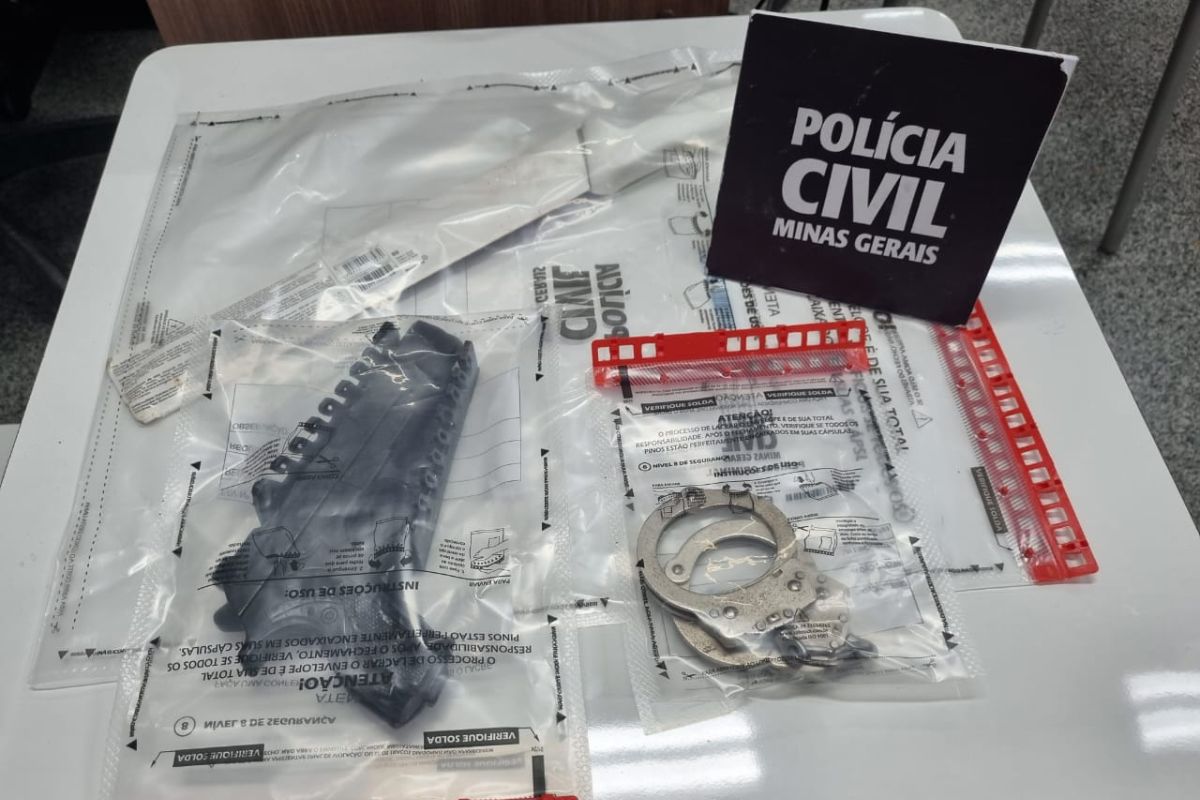 Operação apreende simulacro de arma de fogo, facão e algema em mandado contra violência doméstica