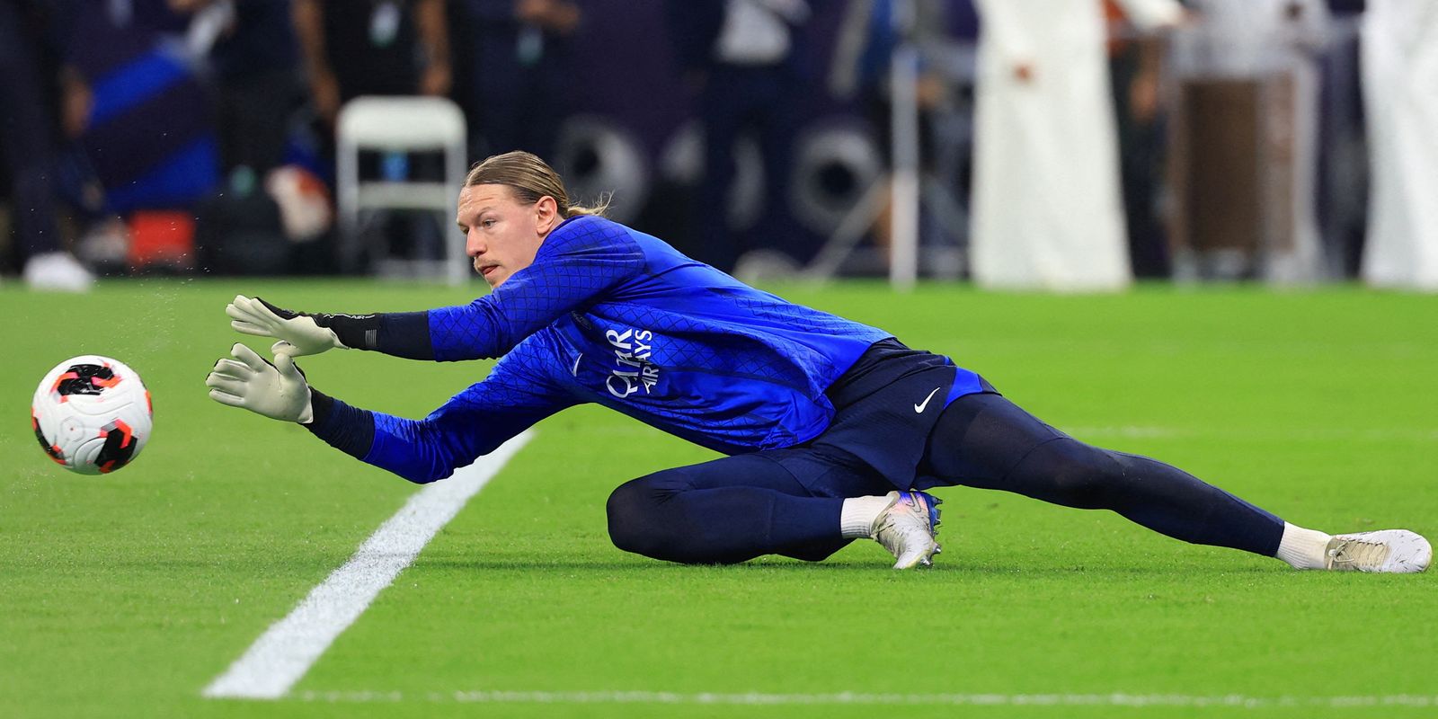 Herói do PSG contra o Flamengo, goleiro Safonov fraturou mão na final